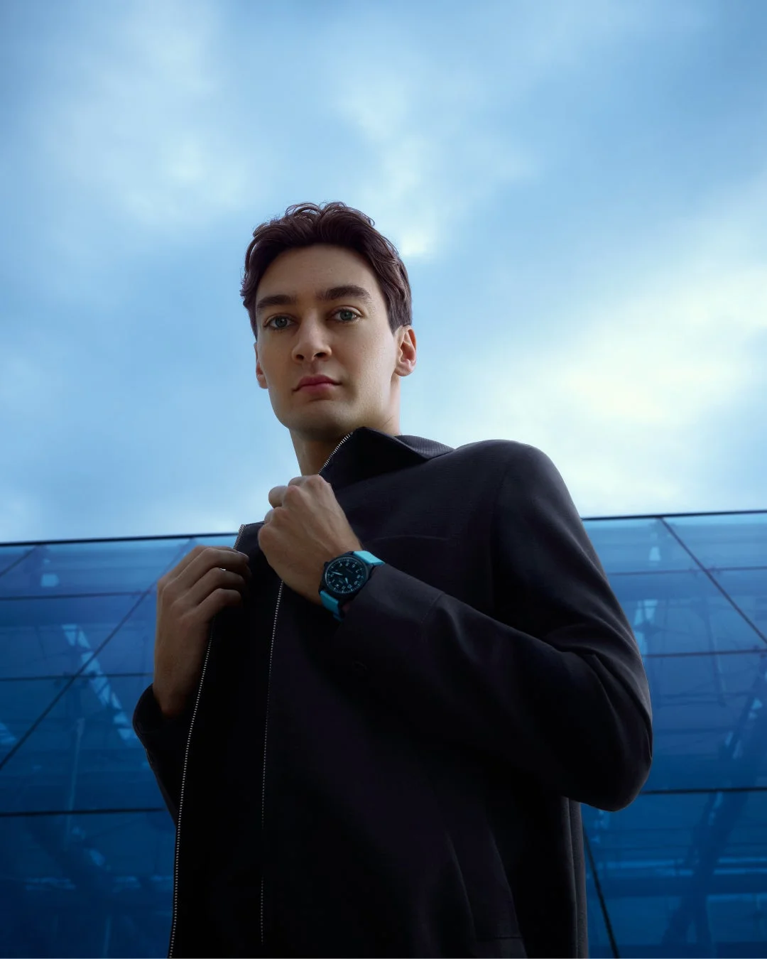 屋外でポーズをとるジョージ・ラッセル