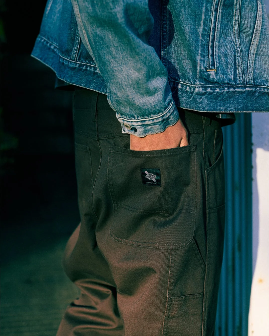 Dickies Saturdaysのブランドラベル