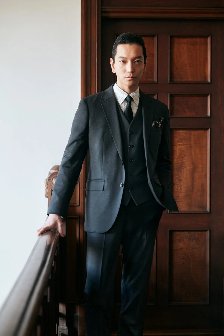 ダークグレーのスリーピーススーツを着た男性