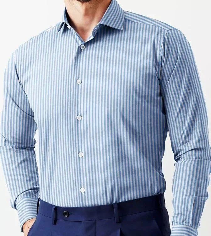 ストライプシャツの男性