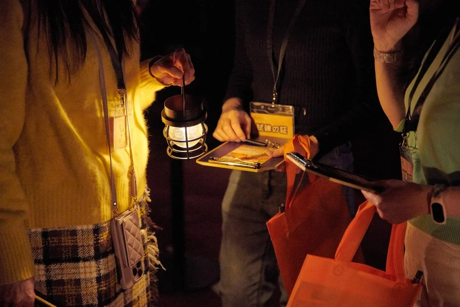 ランタンを手に謎解きをする参加者たち