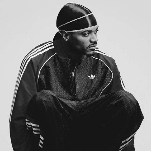 デュラグを着用した男性のモノクロポートレート