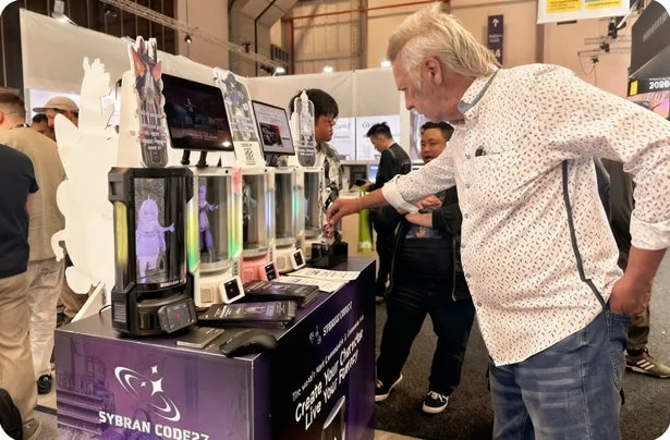 展示会でCODE27を見つめる男性