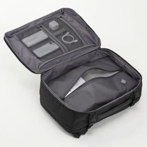 開いたトラベルバッグ内部