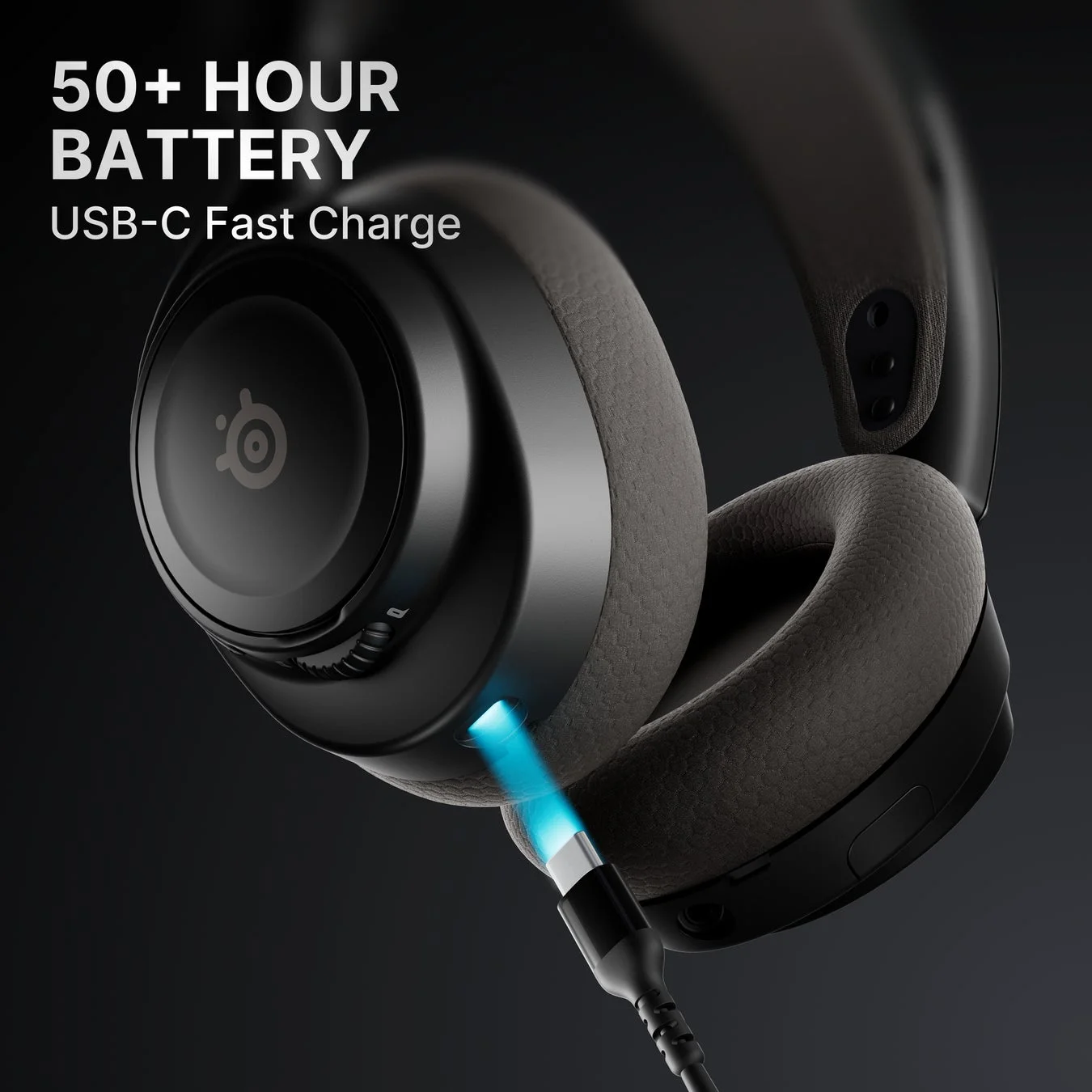 USB-Cケーブルで充電中の黒いヘッドホンがクローズアップされています。