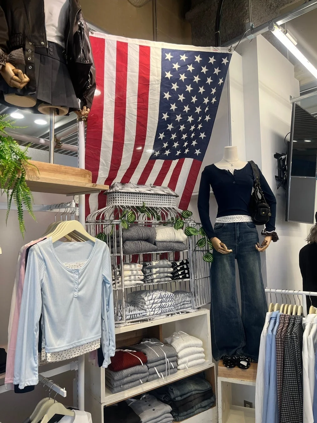 西海岸のヴィンテージショップの“クローゼット”をイメージした新デザイン