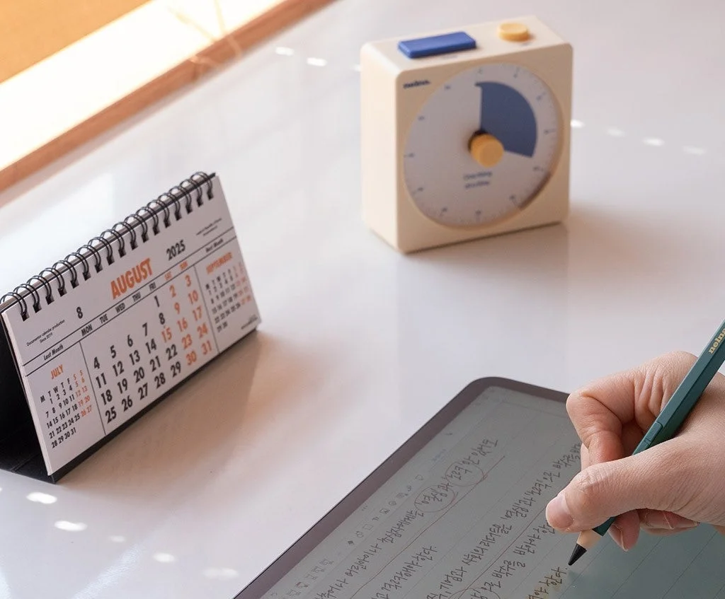 デスクでタイマーを使う様子