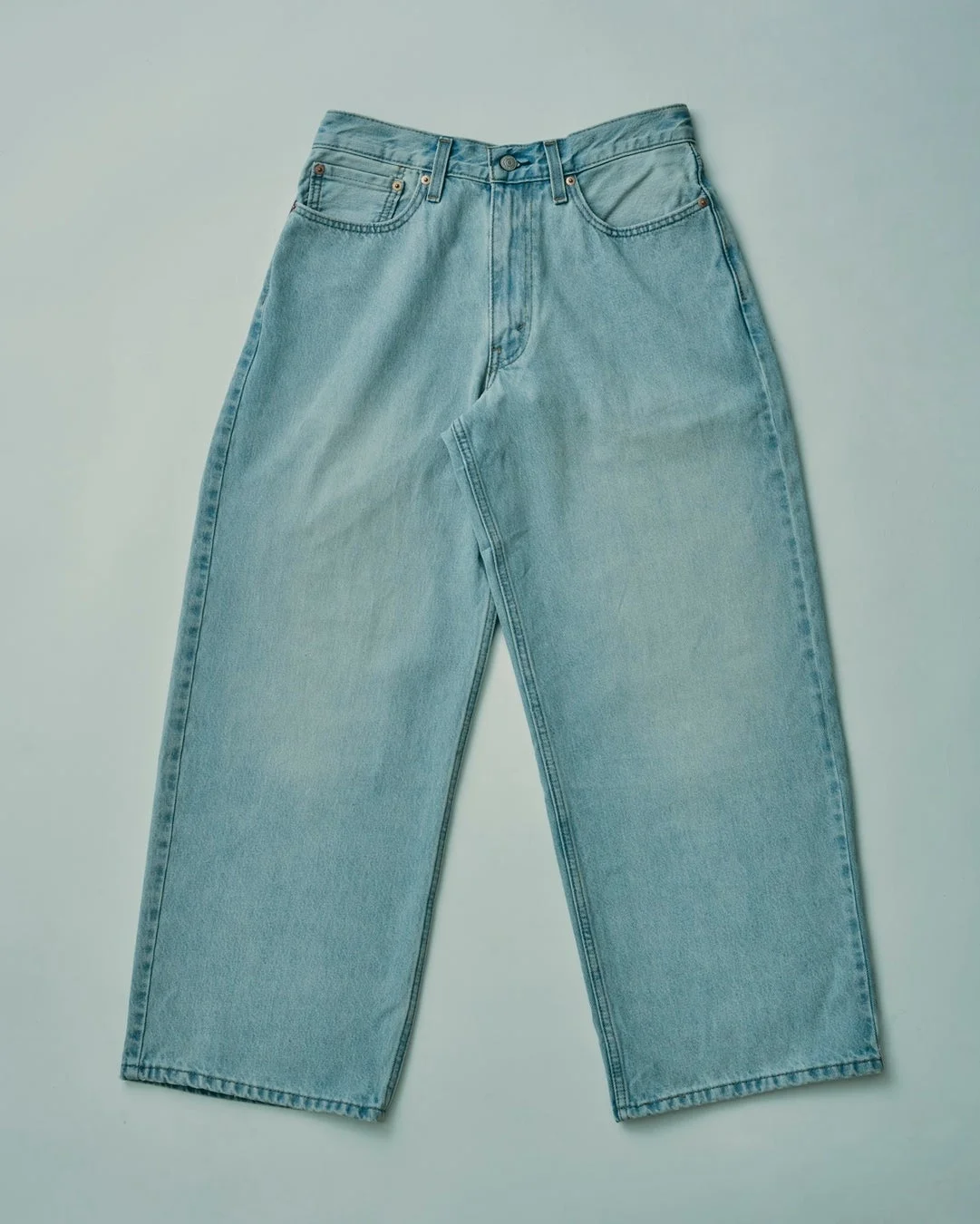 平置きされたライトブルーのデニムジーンズ