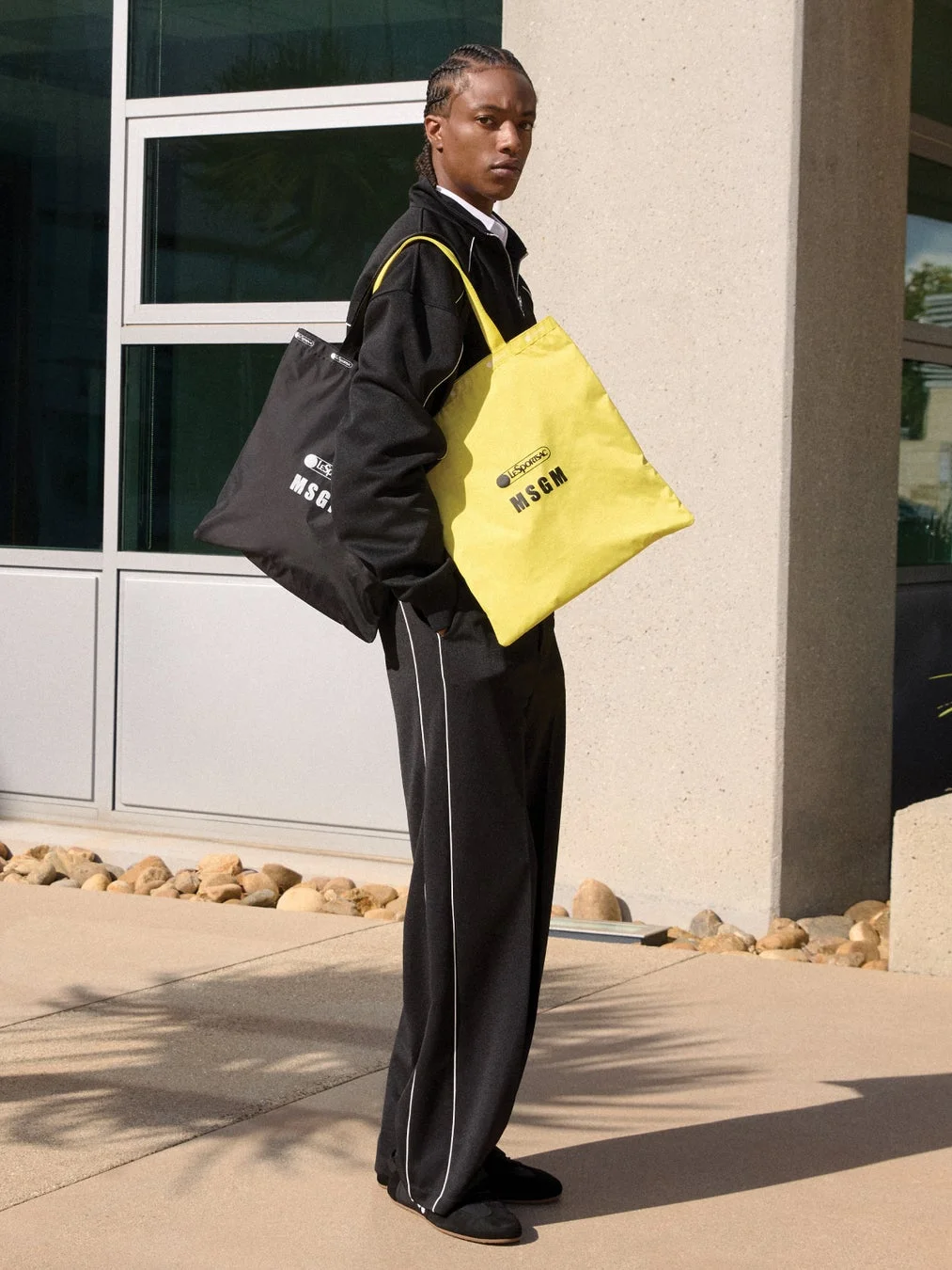 MSGM LG Emerald Toteを持つモデル