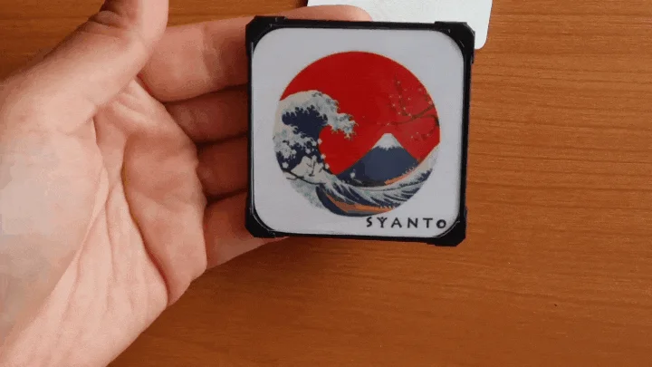 手のひらに、葛飾北斎の「神奈川沖浪裏」を彷彿とさせるデザインの四角いアイテム