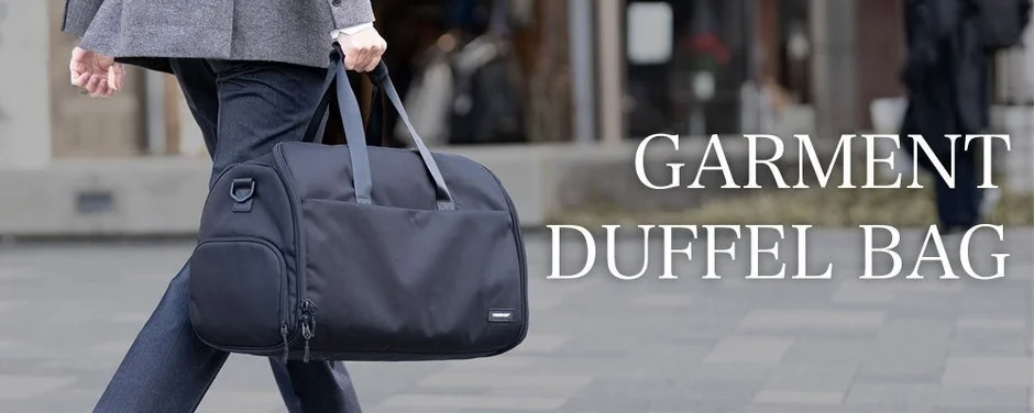 ガーメントダッフルバッグを持った男性