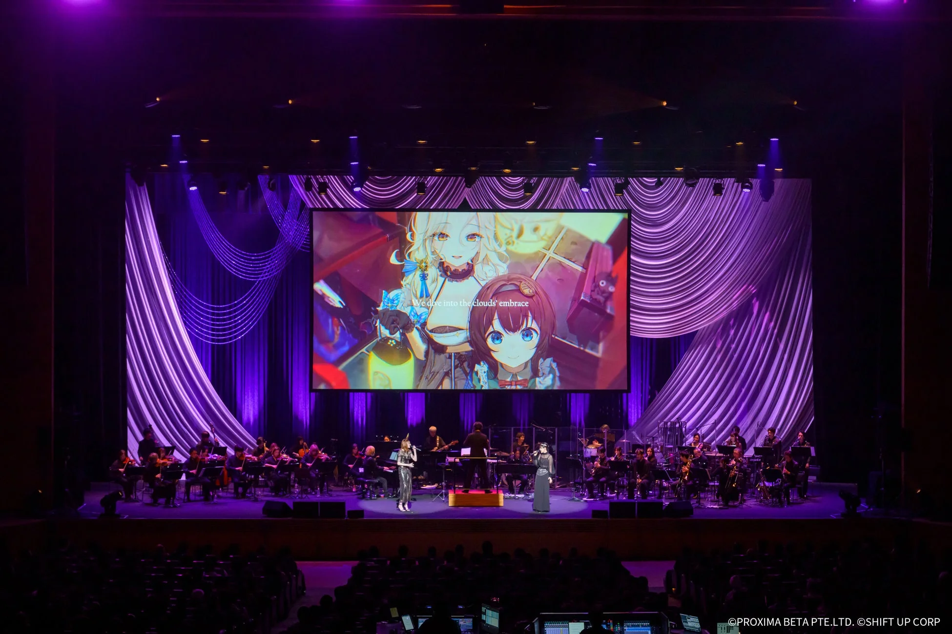 ステージで歌唱するボーカリストとスクリーンに映る歌詞