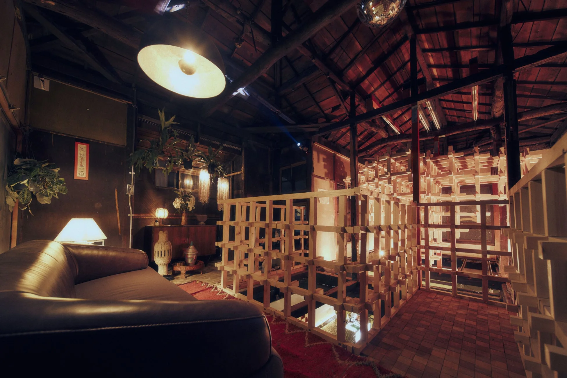 TIDE TIMEのレトロモダンなインテリア