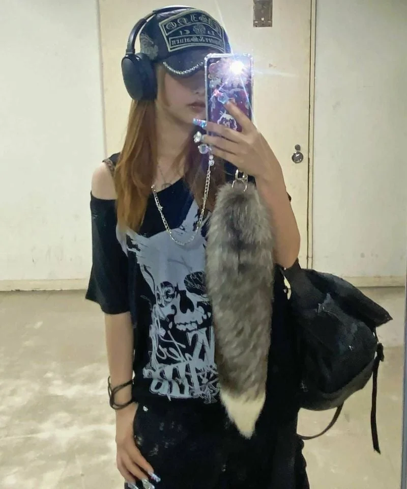 ストリート系のファッションをした女性