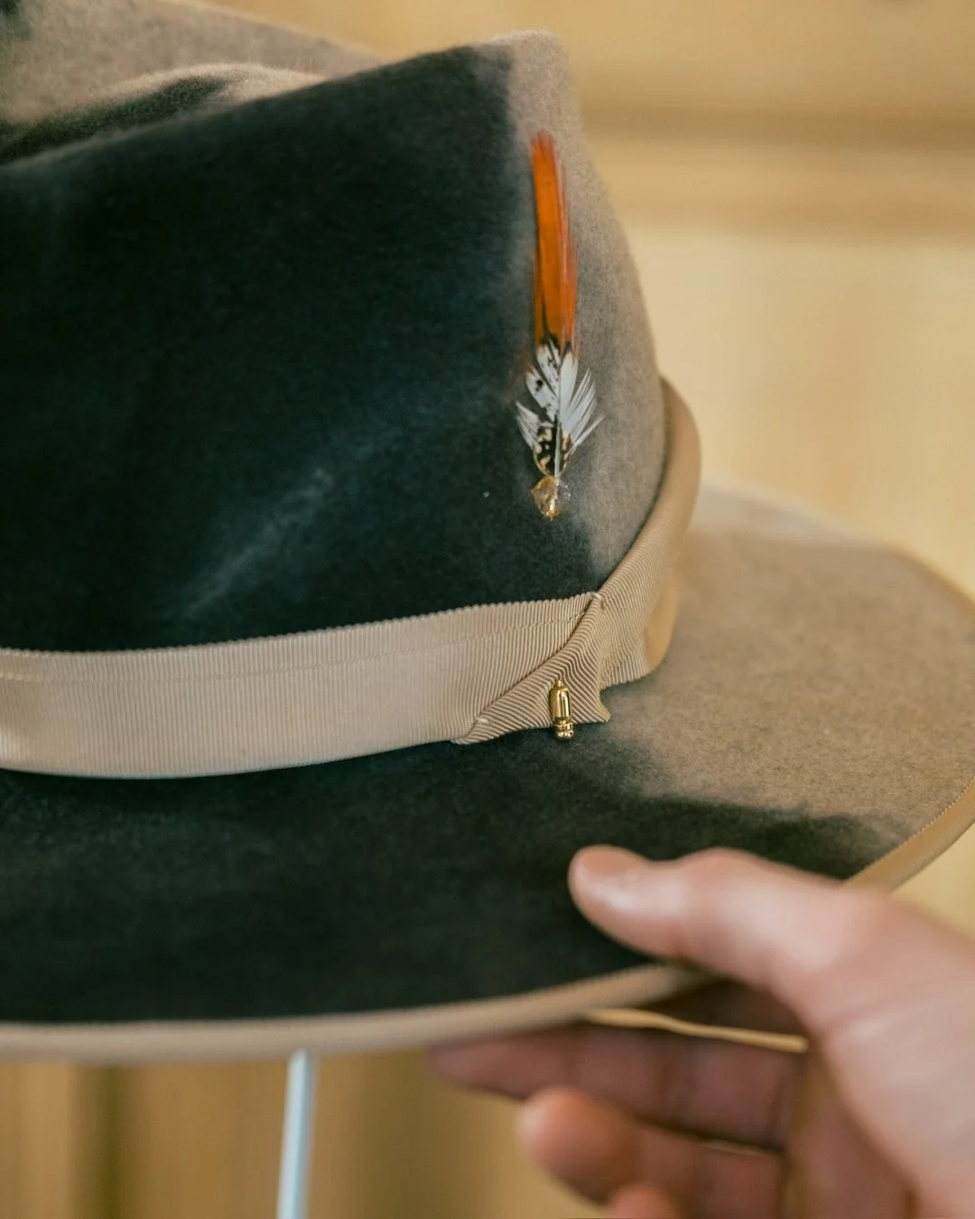 羽根とリボンで装飾されたシックな帽子