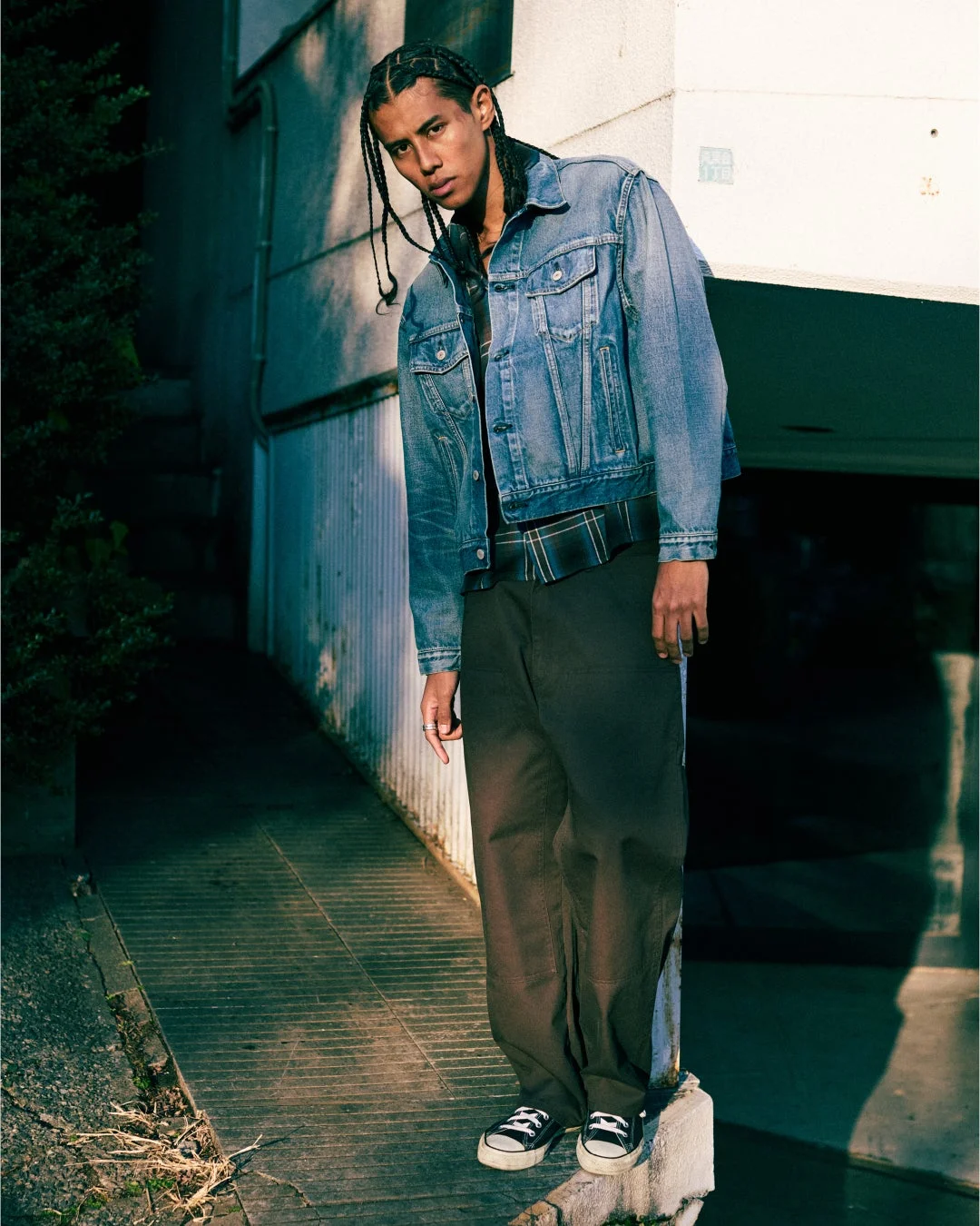 Saturdays NYCとDickiesのコラボレーションアイテムの着用イメージ