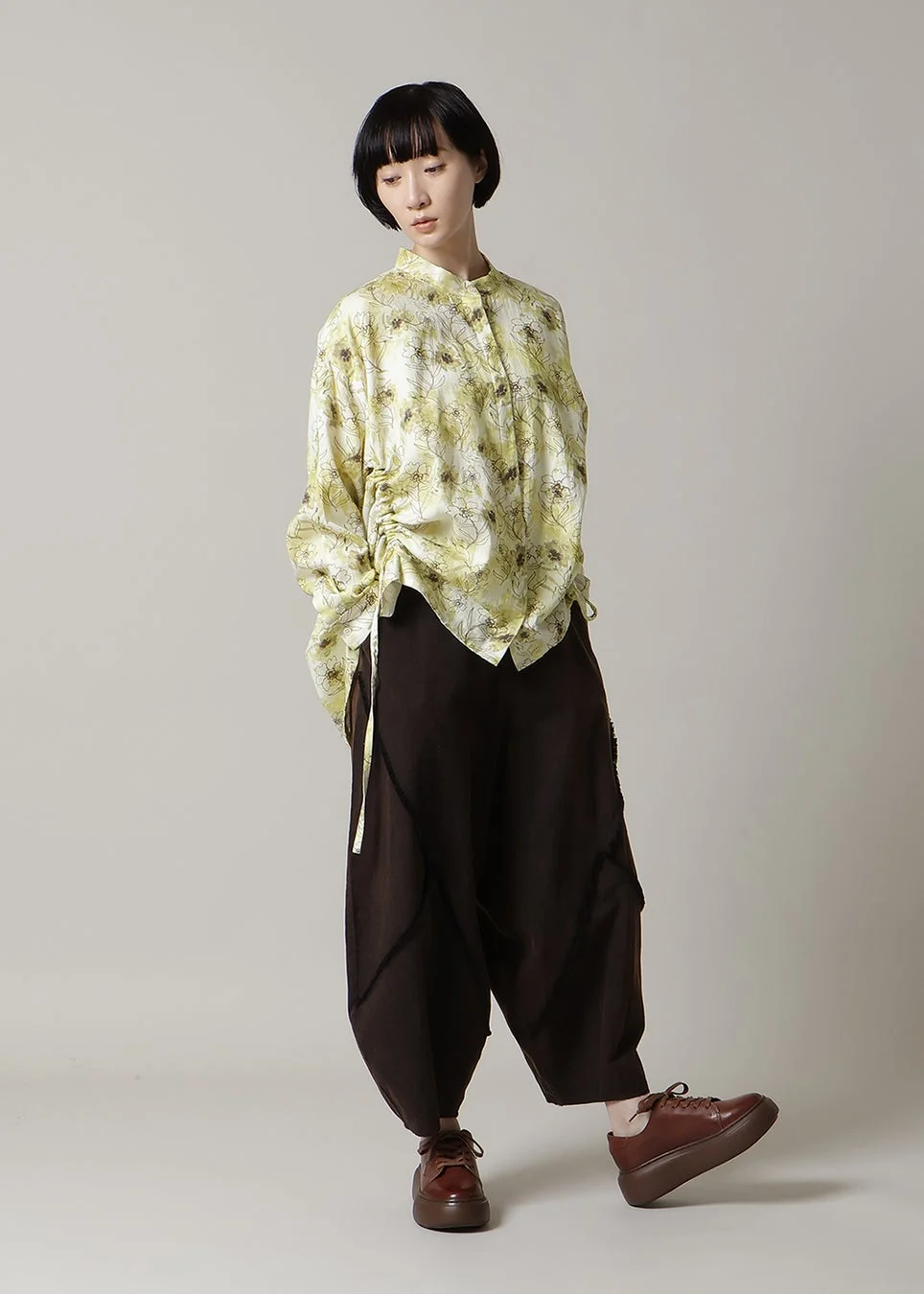 アースブラウンのプラットフォームシューズを履いた女性のコーディネート