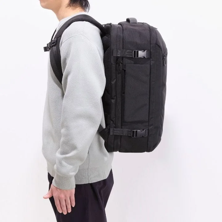 バックパックを背負う男性