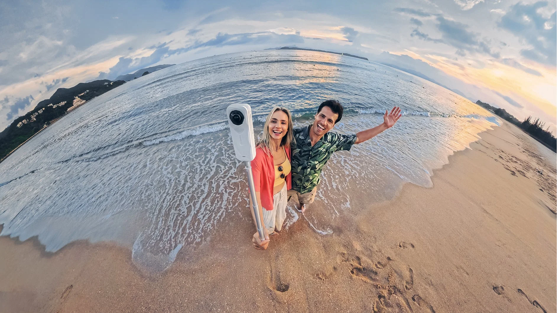ビーチで360度カメラを使うカップル