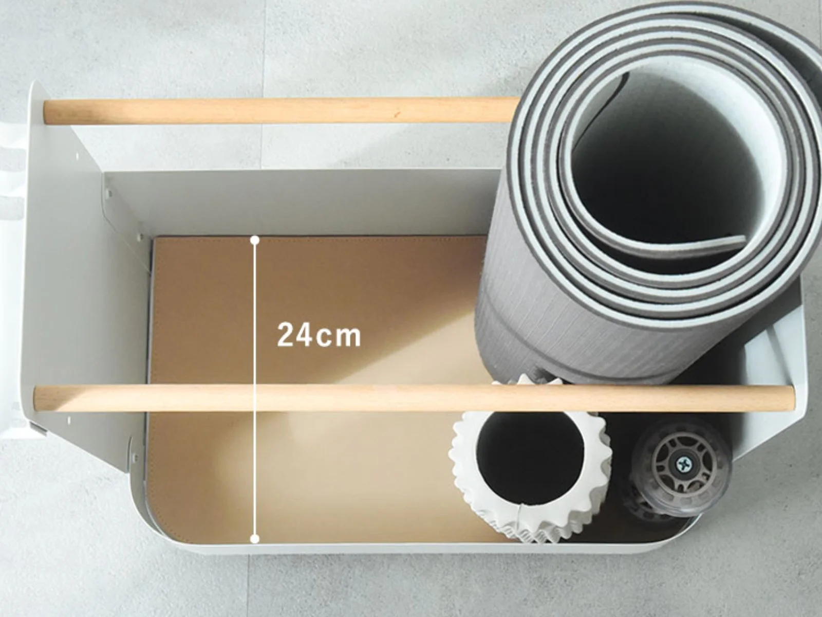 ヨガマットやフォームローラーなどを収納した状態