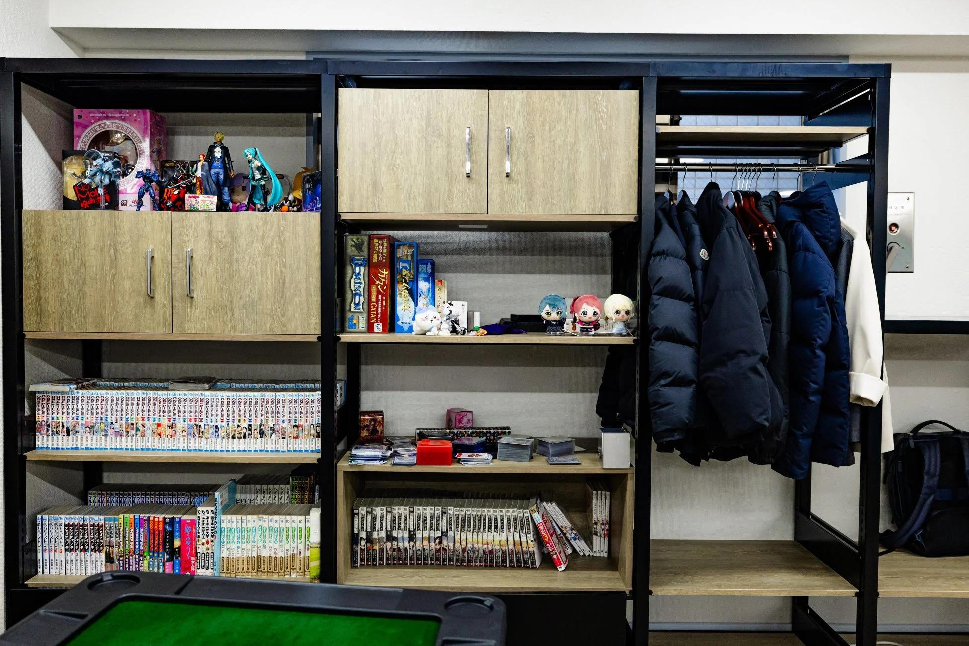 収納棚と麻雀卓