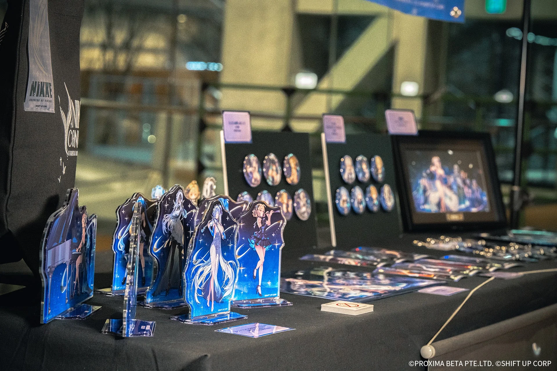 NIKKEのキャラクターグッズが並ぶ展示