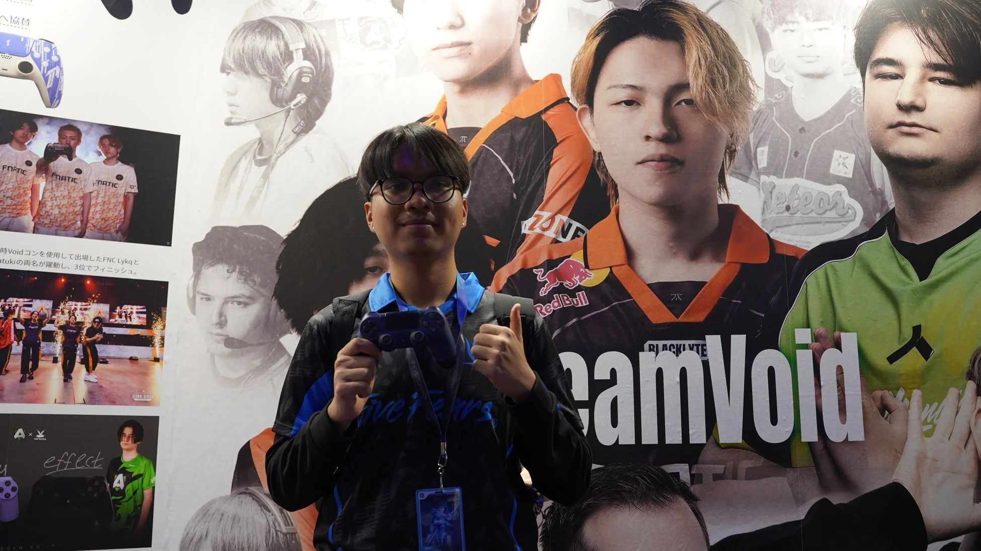 ゲームコントローラーを持ちポーズをとる若者