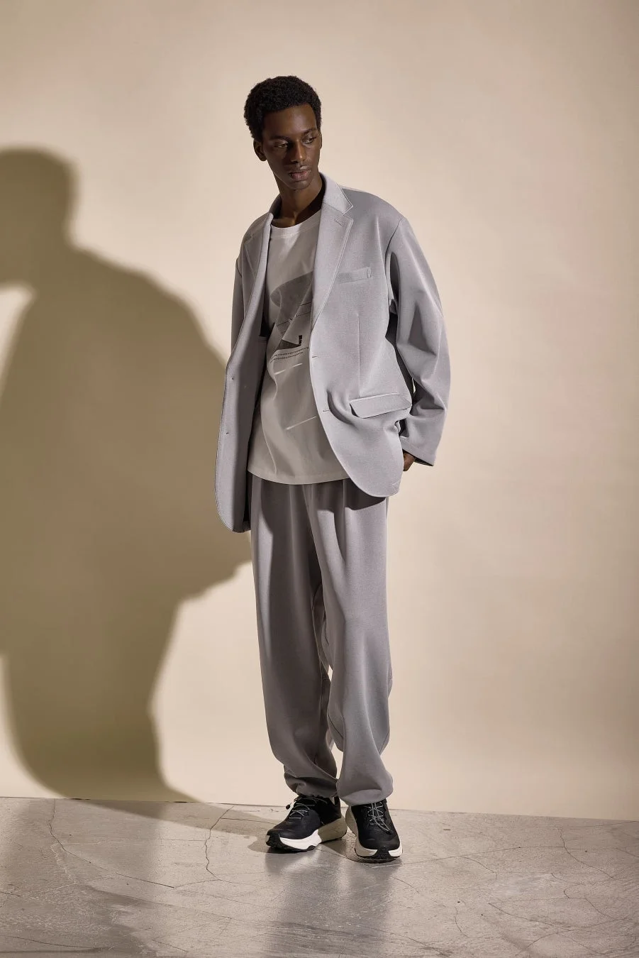 ライトグレーのセットアップを着用した男性