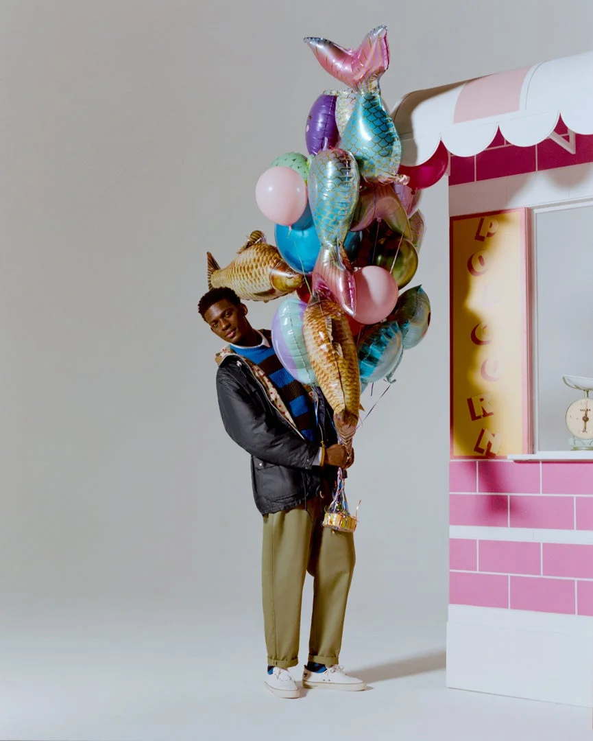 カラフルな風船を持った男性