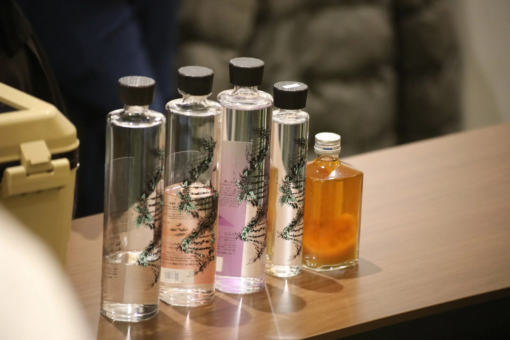 ガラスボトルが並ぶ様子