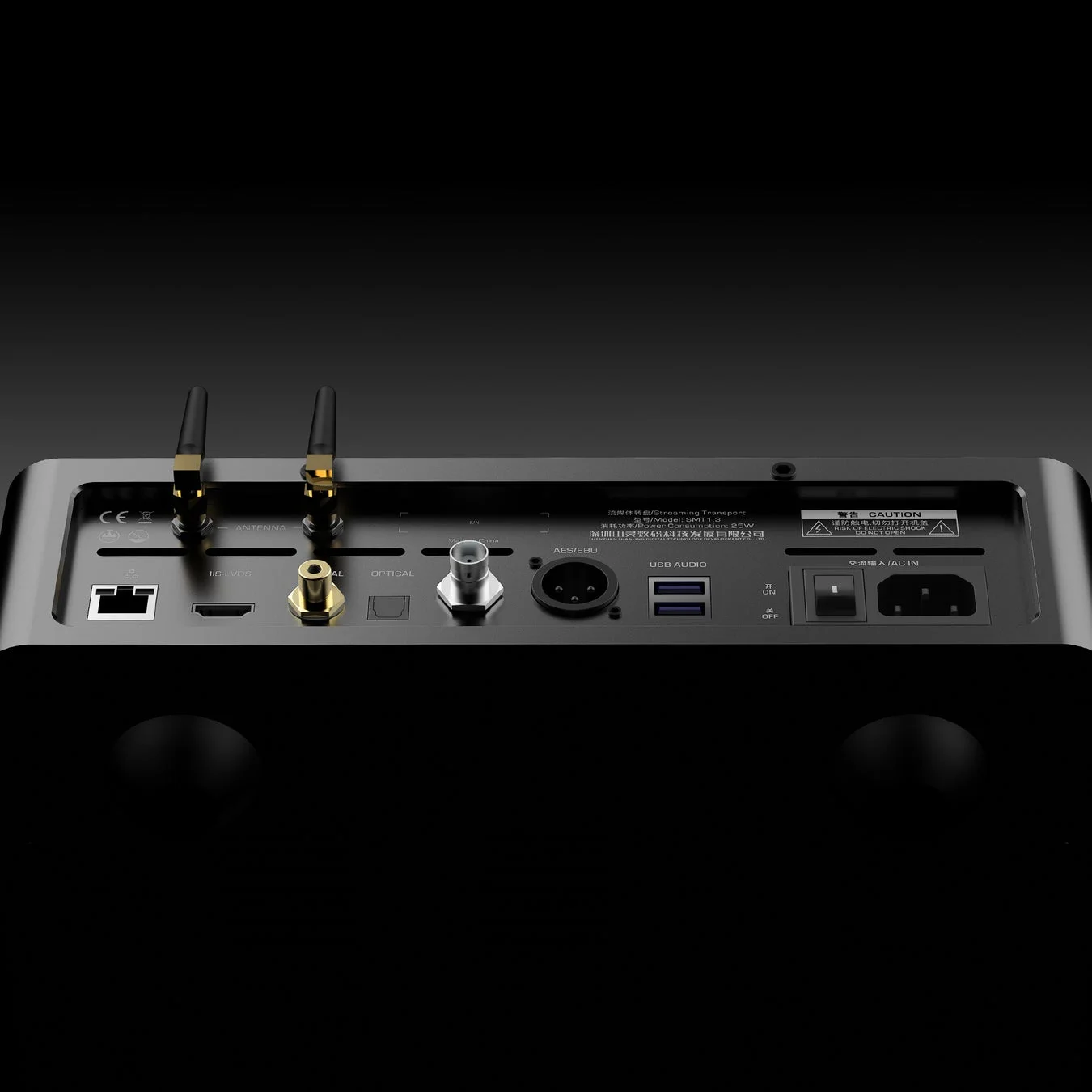 SMT1.3の背面パネルと豊富な出力端子