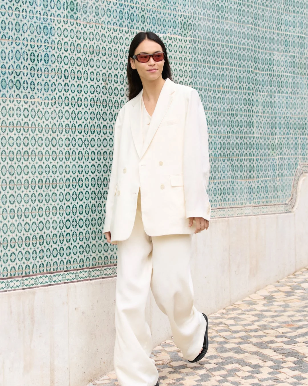 女性モデルのスーツの画像