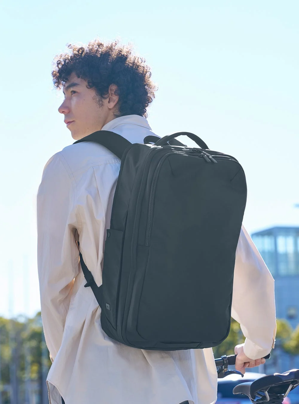 男性が自転車に乗ってリュック