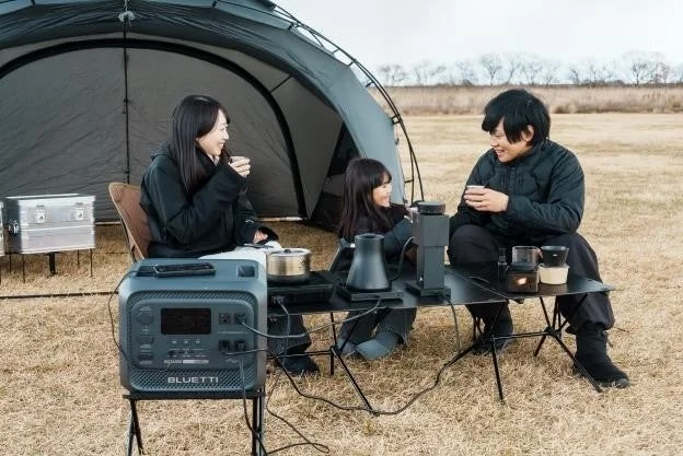 キャンプでポータブル電源を使う家族