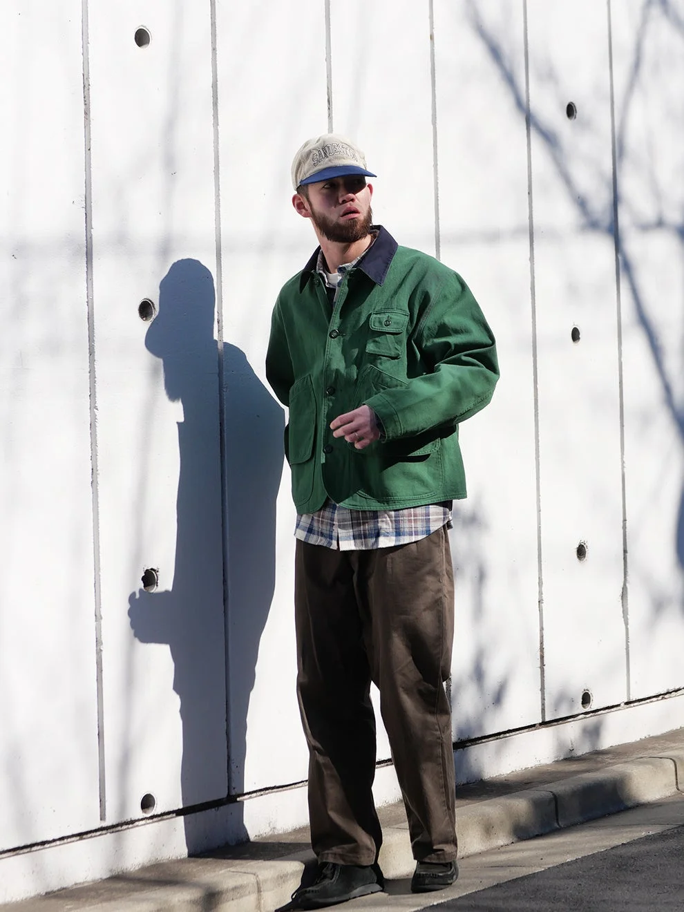 緑のワークジャケットを着た男性