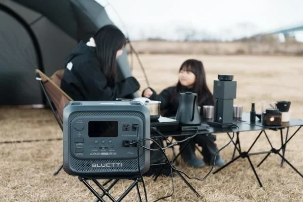 屋外でポータブル電源を使う親子