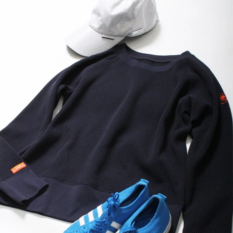 ワッフル生地のトップスとキャップ、スニーカーのコーディネート