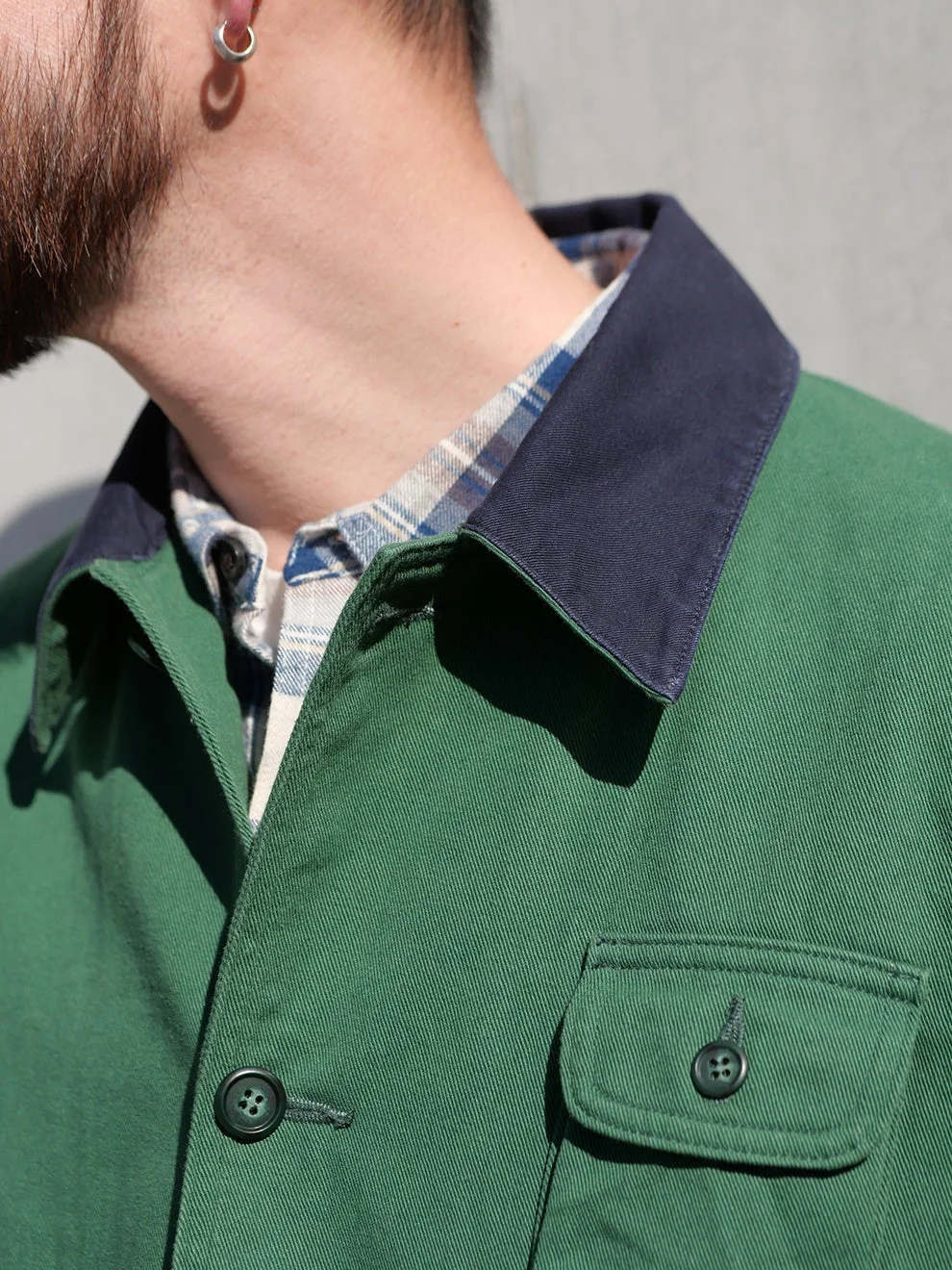 緑色のジャケットを着用した男性