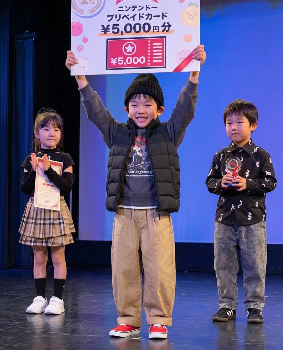 表彰式で喜ぶ子供たち