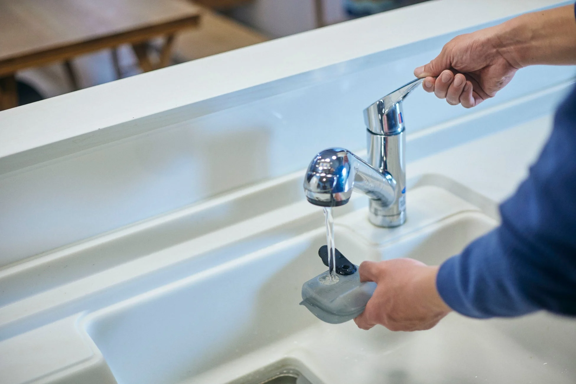 シンクで器具を洗う手元