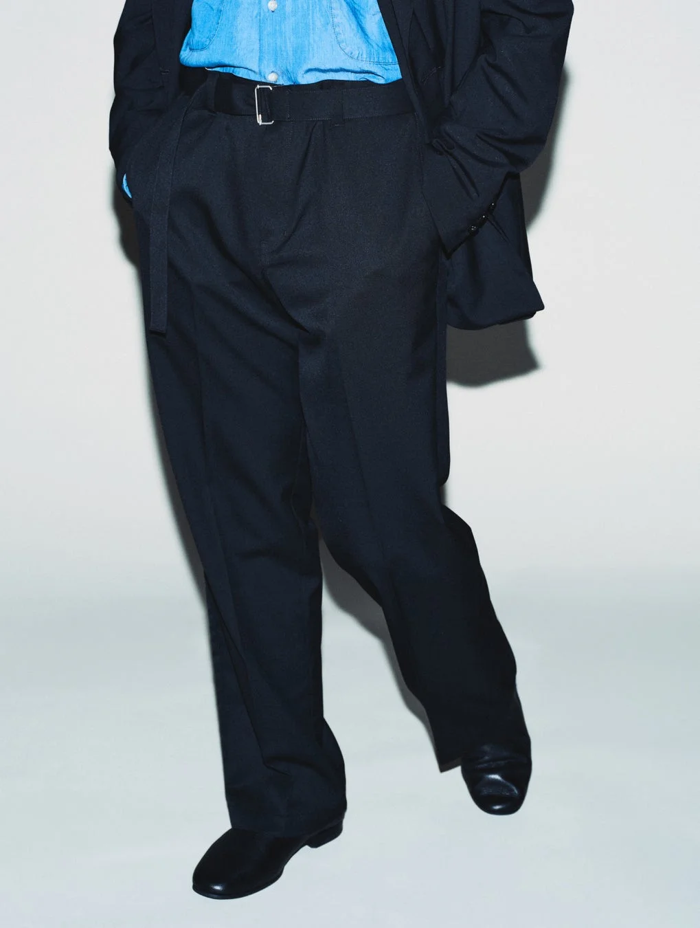 黒ジャケットとワイドパンツのコーディネート