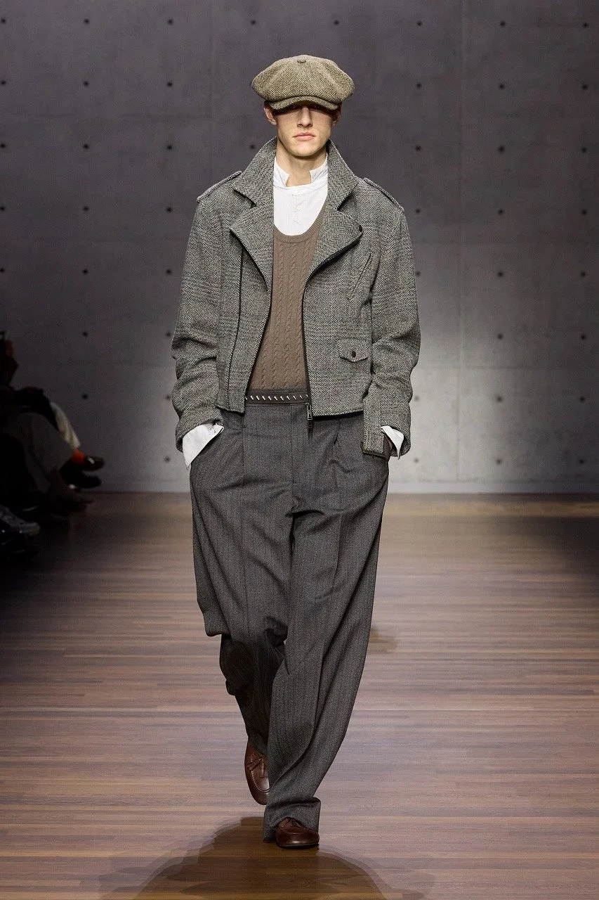 ツイードジャケットの男性