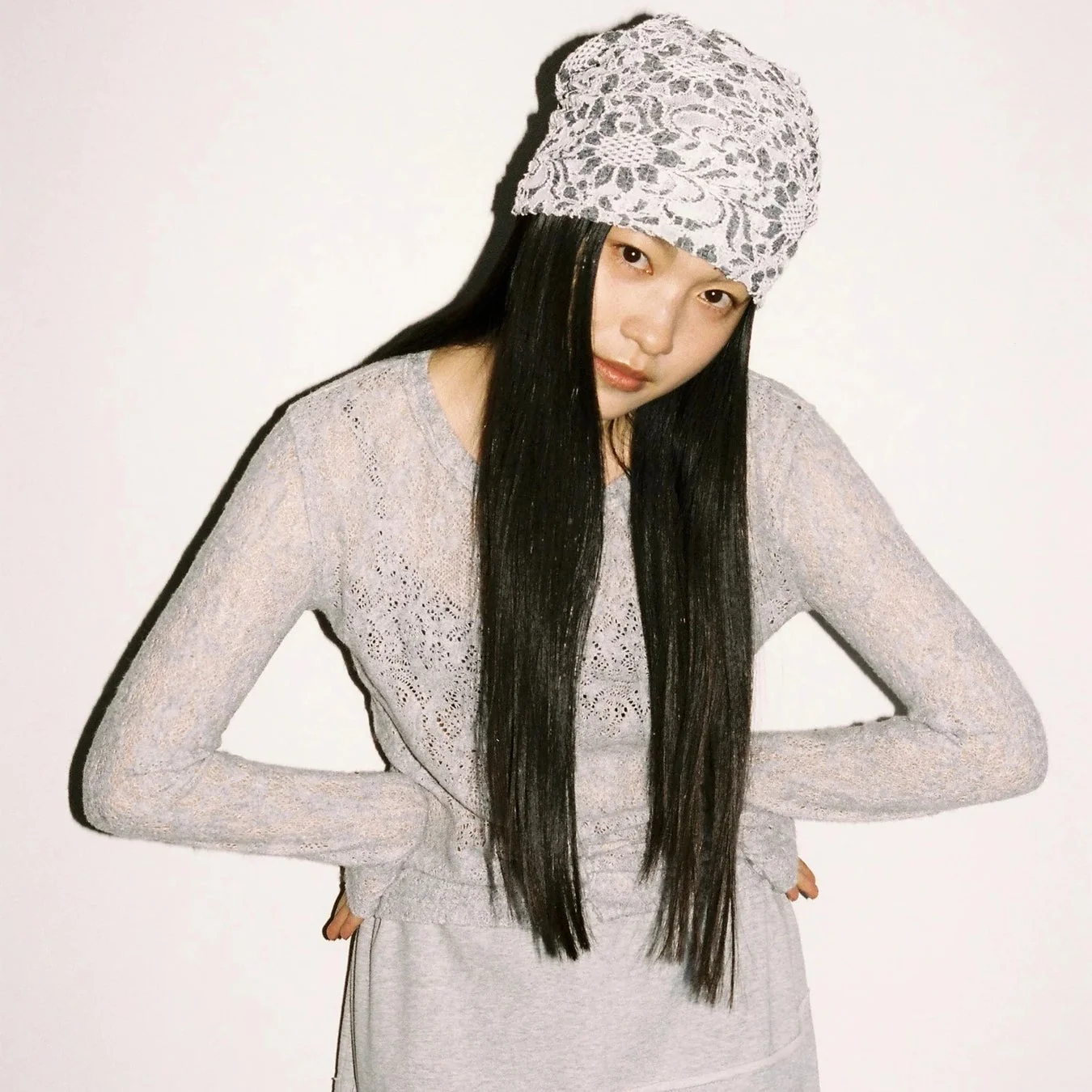 ニット帽を被った女性モデルのポートレート