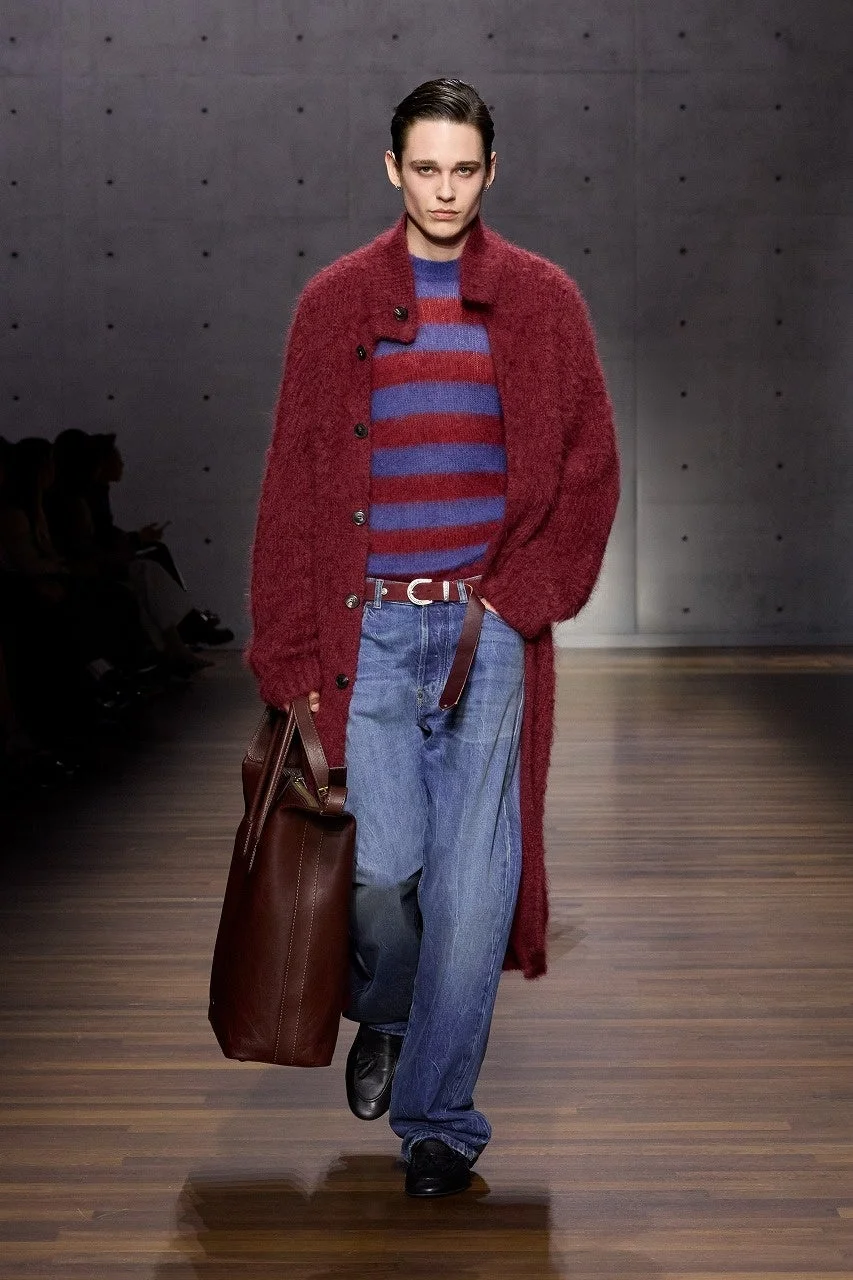 ダークレッドのロングコートのモデル