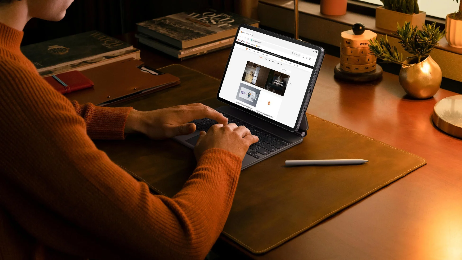 デスクでタブレットとキーボードを使う様子