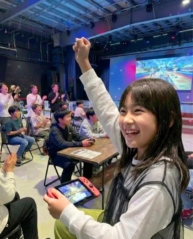 勝利を喜ぶ女の子