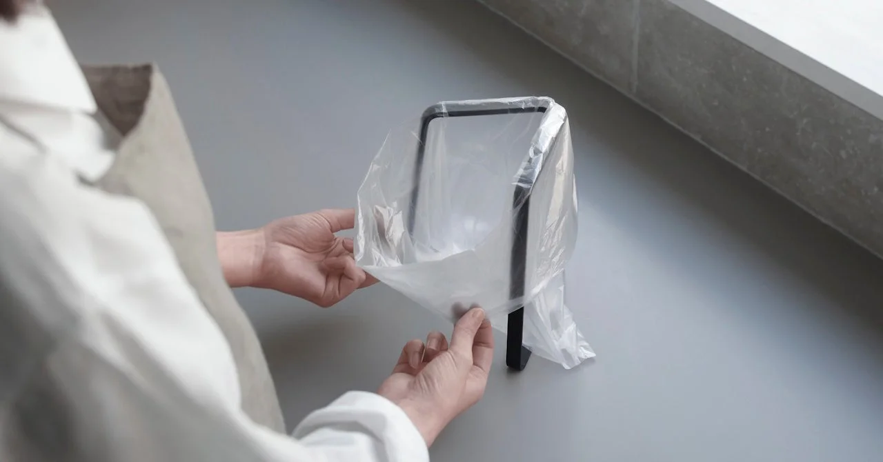 ポリ袋をセットしている様子