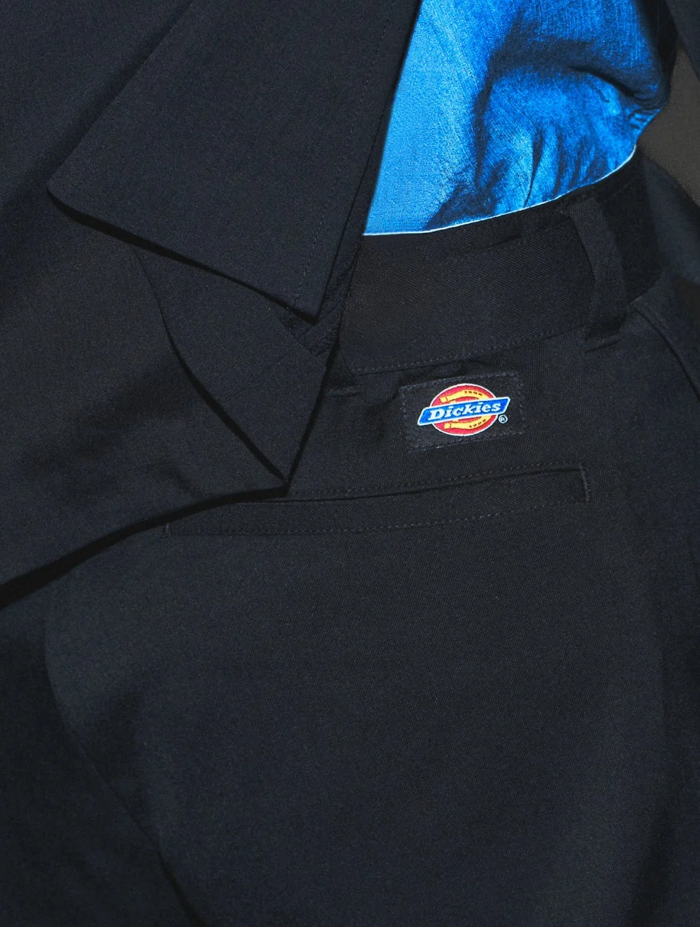 Dickiesロゴとパンツのクローズアップ