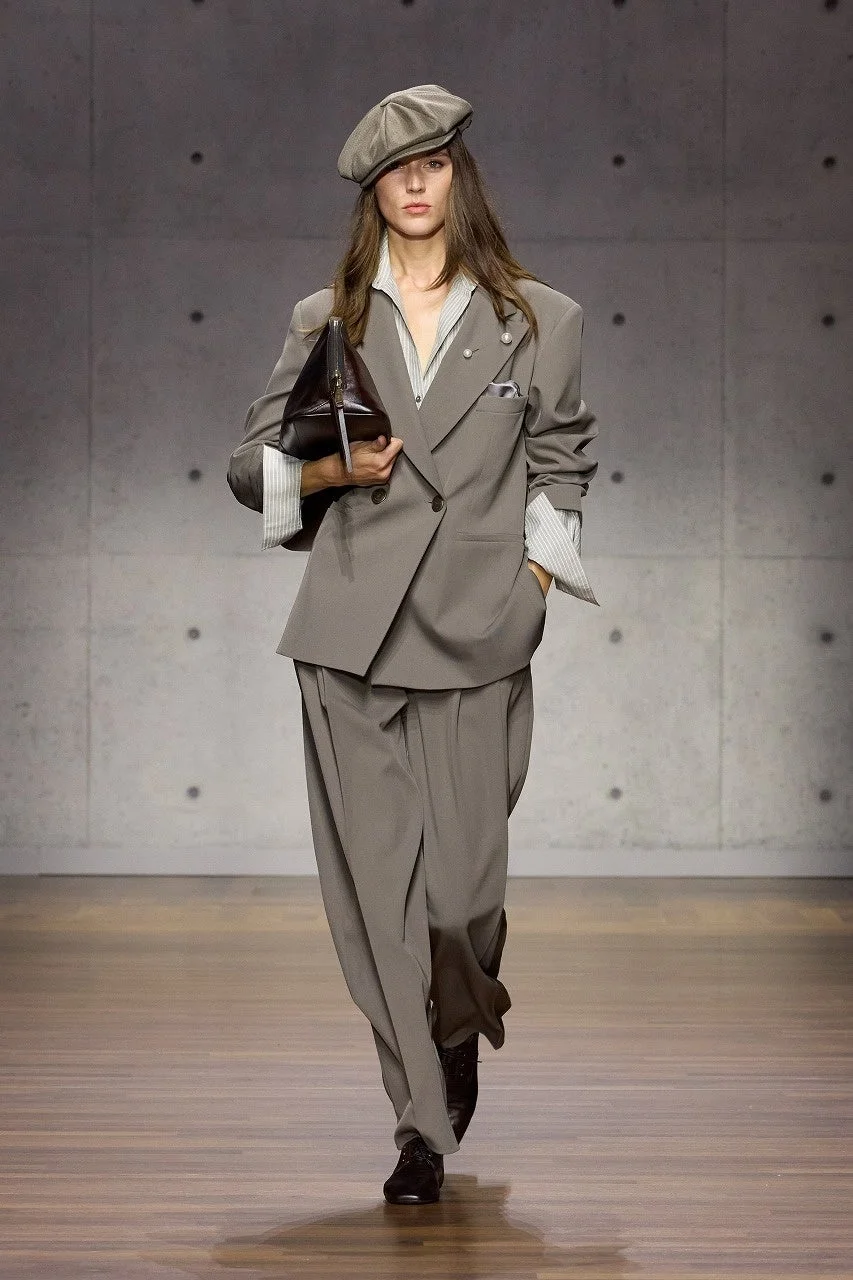 シックなグレーのスーツ