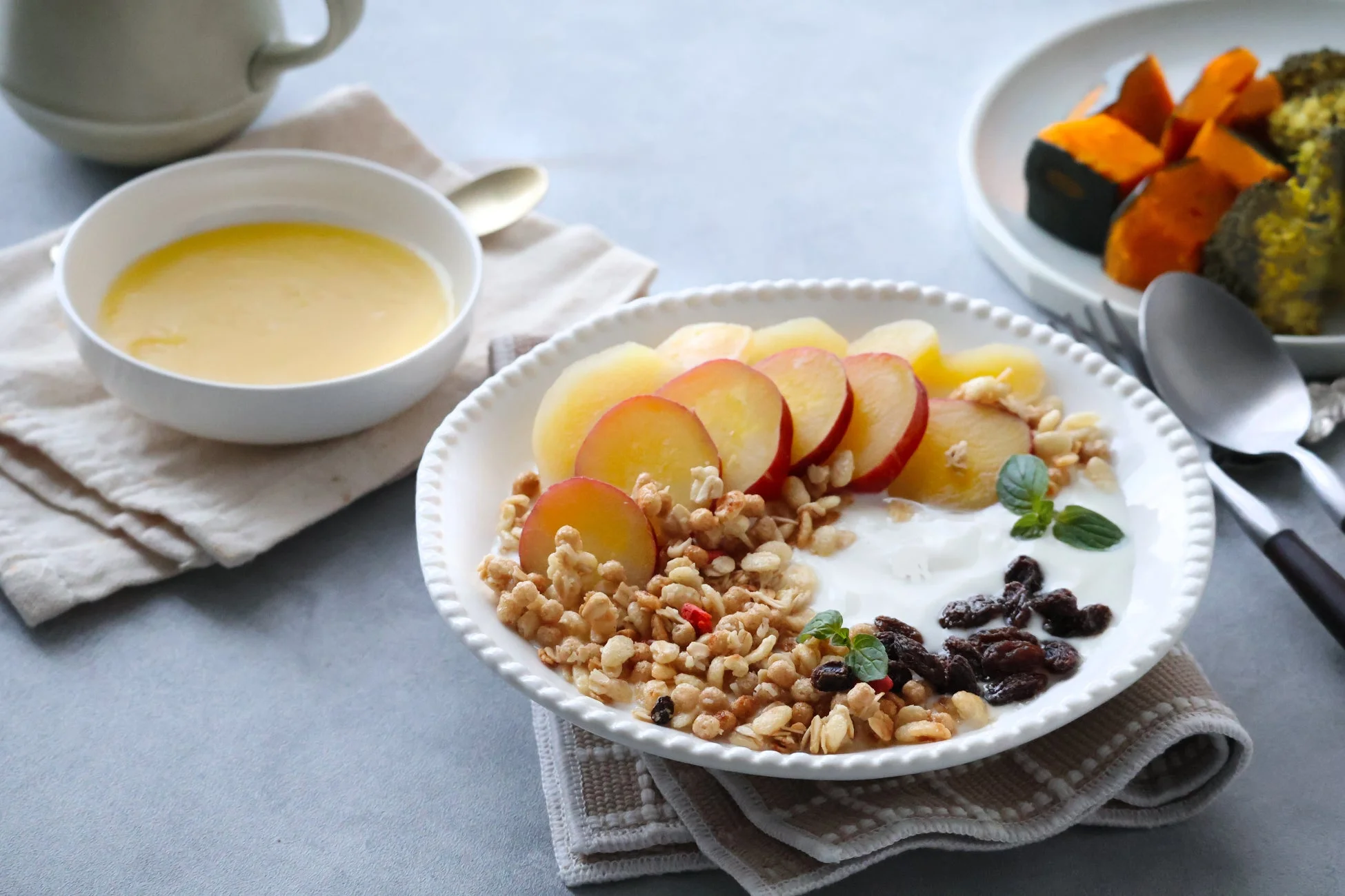 グラノーラと桃のヨーグルト、かぼちゃとブロッコリーの温野菜、スープの朝食
